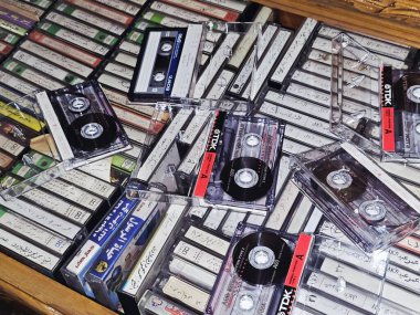 Kahire, Mısır, 12 Ocak 2026: antika ses kasetleri koleksiyonu, analog manyetik teyp kayıtları, 1970 'lerden 1990' lara kadar popüler, eski tip antika kasetler.