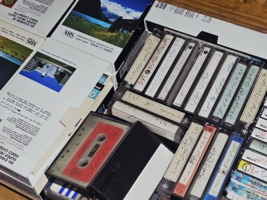 Kahire, Mısır, 12 Ocak 2026: Klasik video kasetler, analog VHS (Video Ev Sistemi) ve antika ses kasetleri koleksiyonu, analog manyetik teyp kayıtları
