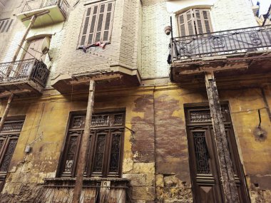 Kahire, Mısır, 12 Ocak 2026: Eski tarihi ev, bina önemli yaş ve bozulma belirtileri gösteriyor, binayı destekleyen tahta direklerle, tarihi Mısır çevresi