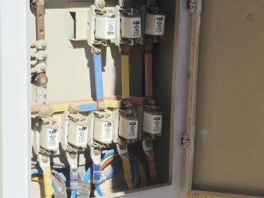 Ras Sedr, Güney Sinai, 17 Ocak 2026: Bir endüstriyel elektrik dağıtım panosunun içi, yüksek patlayıcı kapasiteli HRC bıçak tipleriyle donatılmış.