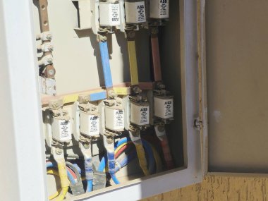 Ras Sedr, Güney Sinai, 17 Ocak 2026: Bir endüstriyel elektrik dağıtım panosunun içi, yüksek patlayıcı kapasiteli HRC bıçak tipleriyle donatılmış.