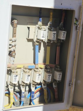 Ras Sedr, Güney Sinai, 17 Ocak 2026: Bir endüstriyel elektrik dağıtım panosunun içi, yüksek patlayıcı kapasiteli HRC bıçak tipleriyle donatılmış.