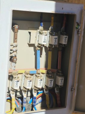 Ras Sedr, Güney Sinai, 17 Ocak 2026: Bir endüstriyel elektrik dağıtım panosunun içi, yüksek patlayıcı kapasiteli HRC bıçak tipleriyle donatılmış.