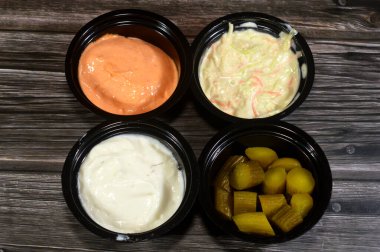 Salatalık turşusu, normal ve baharatlı sarımsak sosu veya Tomeya, Tomiya ve lahana salatası veya lahana salatası salatası, öncelikle ince dilimlenmiş çiğ lahana ve salata soslu bir meze.