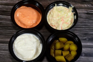 Salatalık turşusu, normal ve baharatlı sarımsak sosu veya Tomeya, Tomiya ve lahana salatası veya lahana salatası salatası, öncelikle ince dilimlenmiş çiğ lahana ve salata soslu bir meze.