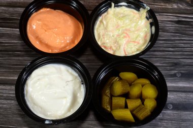 Salatalık turşusu, normal ve baharatlı sarımsak sosu veya Tomeya, Tomiya ve lahana salatası veya lahana salatası salatası, öncelikle ince dilimlenmiş çiğ lahana ve salata soslu bir meze.