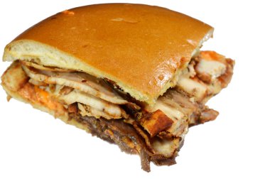 Bir dilim Maria karışık shawarma tavuk ve biftek, Suriye Shawarması Mozzarella peynirli turta, tavuk ve biftek parçaları Shawerma fırınlanmış ekmeğe doldurulmuş.