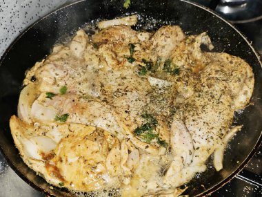 ızgara tavuk göğsü, yağ, soğan, tuz, yeşil kekik, limon suyu, maydanoz ve karabiber kadehte, baharatlı ızgarada pişirilen tavuk panesi.