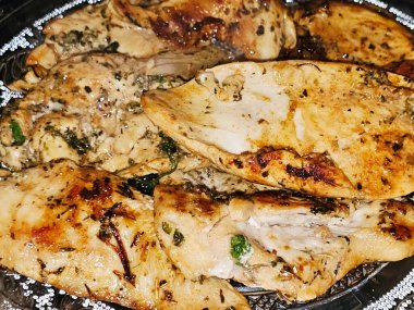 ızgara tavuk göğsü, yağ, soğan, tuz, yeşil kekik, limon suyu, maydanoz ve karabiber, tavuk panesi.