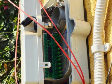 Açık hava fiber optik terminal kutusu, Ağ arayüzü aygıtı NID, Optik Ağ Terminali ONT, fiber internet servisini bir binaya bağlamak için kullanılır