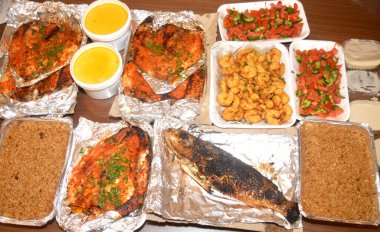 Tilapia 'nın çeşitli deniz ürünleri, Mullet Sinjari Balıkları, balık açılır ve ızgara yapılır, kefal, kızarmış karides, deniz ürünleri kremalı çorba, balık pilavı, Tahini, ekmek ve yeşil salata ile ızgara yapılır.