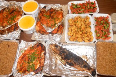 Tilapia 'nın çeşitli deniz ürünleri, Mullet Sinjari Balıkları, balık açılır ve ızgara yapılır, kefal, kızarmış karides, deniz ürünleri kremalı çorba, balık pilavı, Tahini, ekmek ve yeşil salata ile ızgara yapılır.