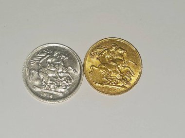 Altın ve gümüş sikkelerde Aziz George ve Ejderha, bir İngiliz sikkesi biçimi bir pound sterlin, bir külçe para ve bazen mücevher monte edilir.