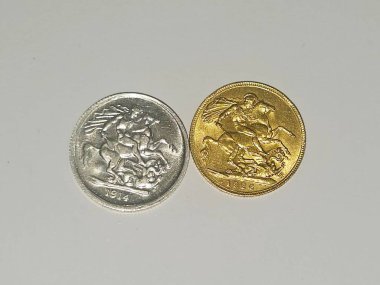 Altın ve gümüş sikkelerde Aziz George ve Ejderha, bir İngiliz sikkesi biçimi bir pound sterlin, bir külçe para ve bazen mücevher monte edilir.