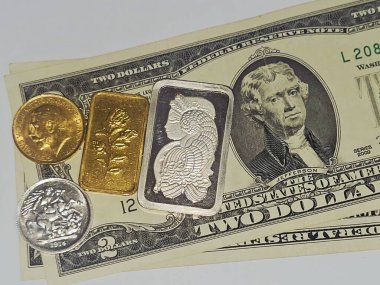 Amerikan dolarları para banknotları ve altın külçeler ve egemen İngiliz altın sikkeleri, yatırım veya tasarruf için, 24 karat en yüksek seviyede saflık, altın fiyat konsepti