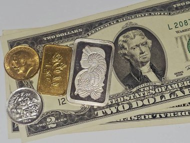 Amerikan dolarları para banknotları ve altın külçeler ve egemen İngiliz altın sikkeleri, yatırım veya tasarruf için, 24 karat en yüksek seviyede saflık, altın fiyat konsepti