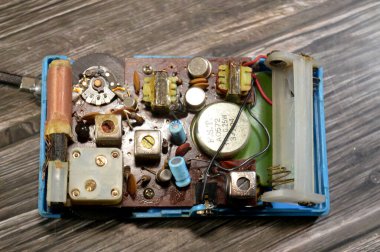 Kahire, Mısır, 6 Şubat 2026: Eski bir AM transistör radyosu, cep boyutunda bir transistör radyo, çift renkli plastik kaplama, dairesel bir ayar ve bir hoparlör.