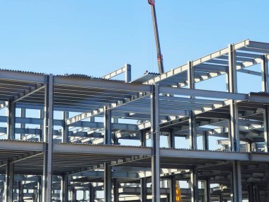 Kahire, Mısır, 4 Şubat 2026: Çelik kirişler ve sütunlardan oluşan bir sistem tarafından oluşturulan dikey ve yatay yapısal elementlere sahip yapısal çelik çerçeve sistemi kullanılarak devam eden bir bina.