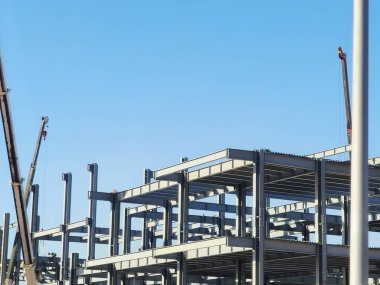 Kahire, Mısır, 4 Şubat 2026: Çelik kirişler ve sütunlardan oluşan bir sistem tarafından oluşturulan dikey ve yatay yapısal elementlere sahip yapısal çelik çerçeve sistemi kullanılarak devam eden bir bina.