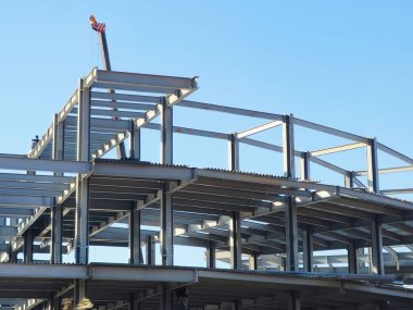 Kahire, Mısır, 4 Şubat 2026: Çelik kirişler ve sütunlardan oluşan bir sistem tarafından oluşturulan dikey ve yatay yapısal elementlere sahip yapısal çelik çerçeve sistemi kullanılarak devam eden bir bina.