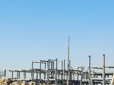 Kahire, Mısır, 4 Şubat 2026: Çelik kirişler ve sütunlardan oluşan bir sistem tarafından oluşturulan dikey ve yatay yapısal elementlere sahip yapısal çelik çerçeve sistemi kullanılarak devam eden bir bina.