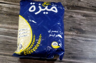 Kahire, Mısır, 19 Şubat 2026: Meeza beyaz pirinci, değirmenli pirinç, kabuğu, kepeği ve mikrobu çıkarıldı, tohumlar parlak, beyaz, parlak görünümlü, kısa tahıllı pirinç ile birlikte