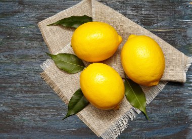 Keten peçeteye taze limon