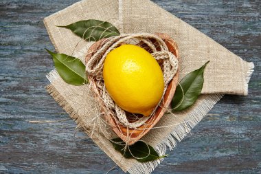 Ahşap plaka keten bir ip ile taze limon