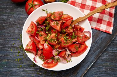 Geleneksel domates salatası.