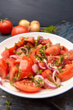 Geleneksel domates salatası.