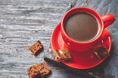 Ahşap masa üzerinde bir fincan kahve