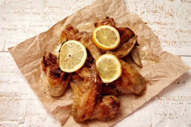 Kızarmış tavuk kanadı. 