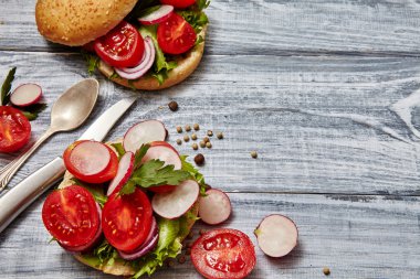  domates, soğan, turp, maydanoz ile ev yapımı sandviçler