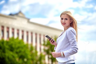 Cep telefonlu genç kadın. 