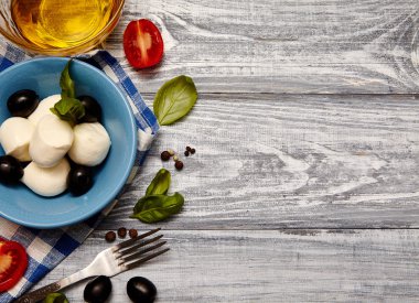 Mozzarella peyniri, domates, fesleğen yaprakları