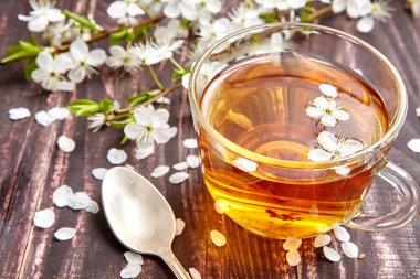 Fincan çay ve kiraz çiçekleri 