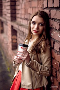  Sokaktaki genç kadın. 