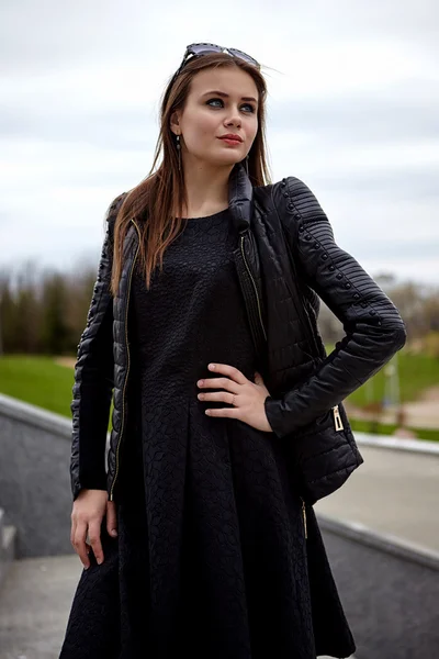 Mulher bonita em vestido preto agradável — Fotografia de Stock