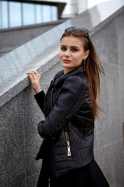 Krásná mladá žena v pěkný černý kabát — Stock fotografie