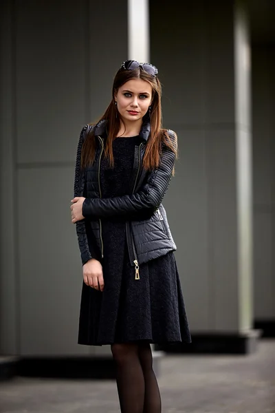 Mooie jonge vrouw in mooie zwarte jurk — Stockfoto