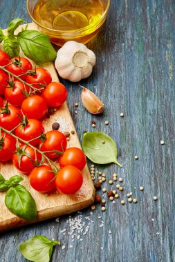 sebze, baharat ve yağı bir tahta üzerinde.