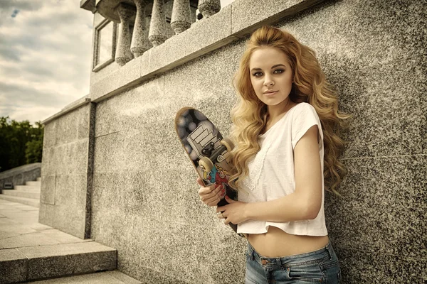 Modelka dívka s skateboard — Stock fotografie