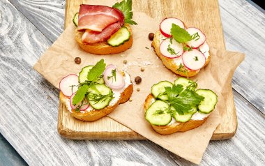 ricotta, salatalık, turp, pastırma sandviç