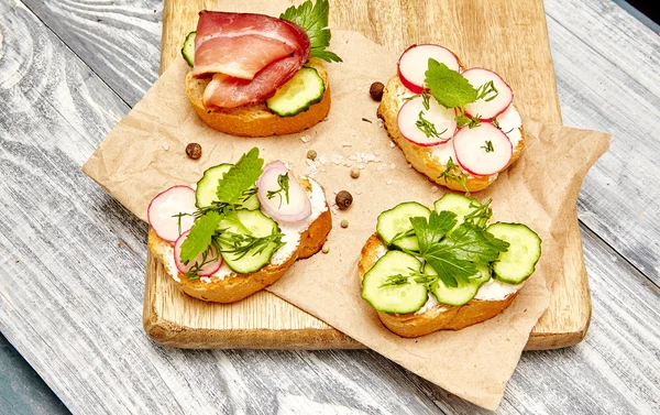 ricotta, salatalık, turp, pastırma sandviç