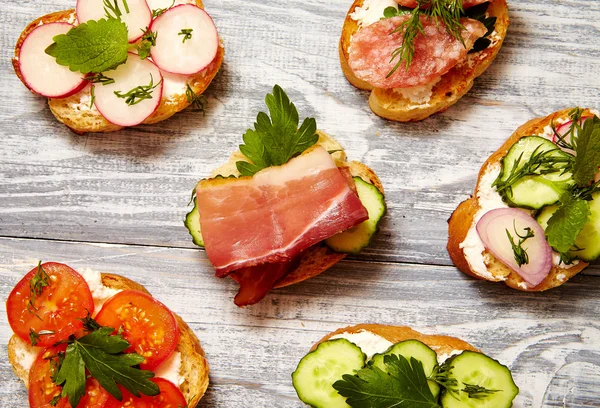 Sandwiches with ricotta, cucumber, radishes, bacon — Stock Photo, Image