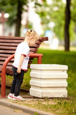 Sevimli küçük kız çöp tenekesi içinde arıyorum