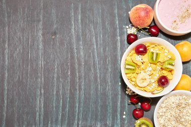 Sağlıklı bir kahvaltı için malzemeler.