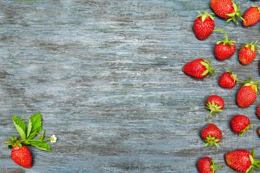 yaprakları ile olgun çilek