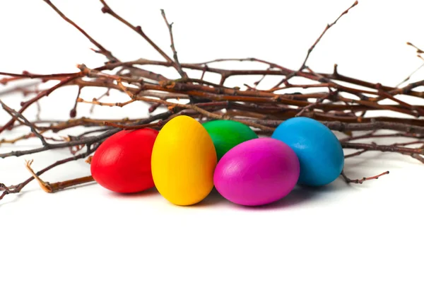 Dalları renkli Paskalya yumurta. Beyaz bir arka plan üzerinde.