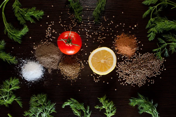 Malzemeler ve baharat blac üzerinde sağlıklı vejetaryen yemek pişirmek için